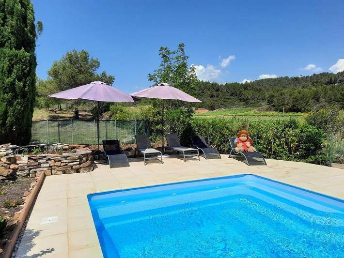 Location de vacances pour 5 personnes, avec piscine ainsi que vue et jardin, adapté aux familles à Cazedarnes