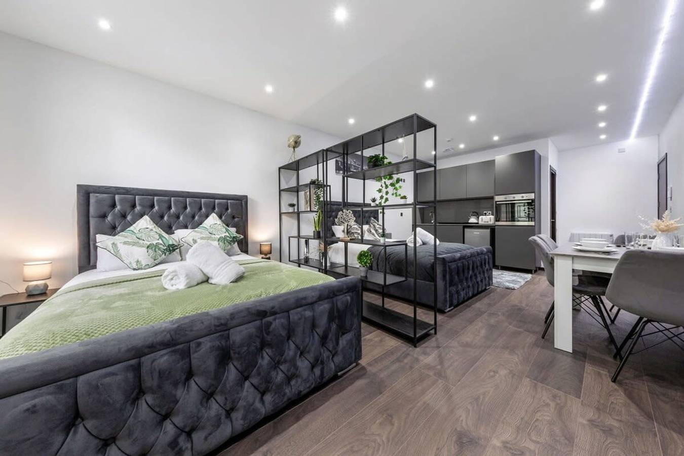 Entire apartment, Huge Cosy Studio Family Sleeps 4 North West London in London, South East England