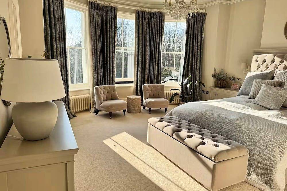 Hinton Main House and Grounds 4 Bed in Kings Worthy, South Downs