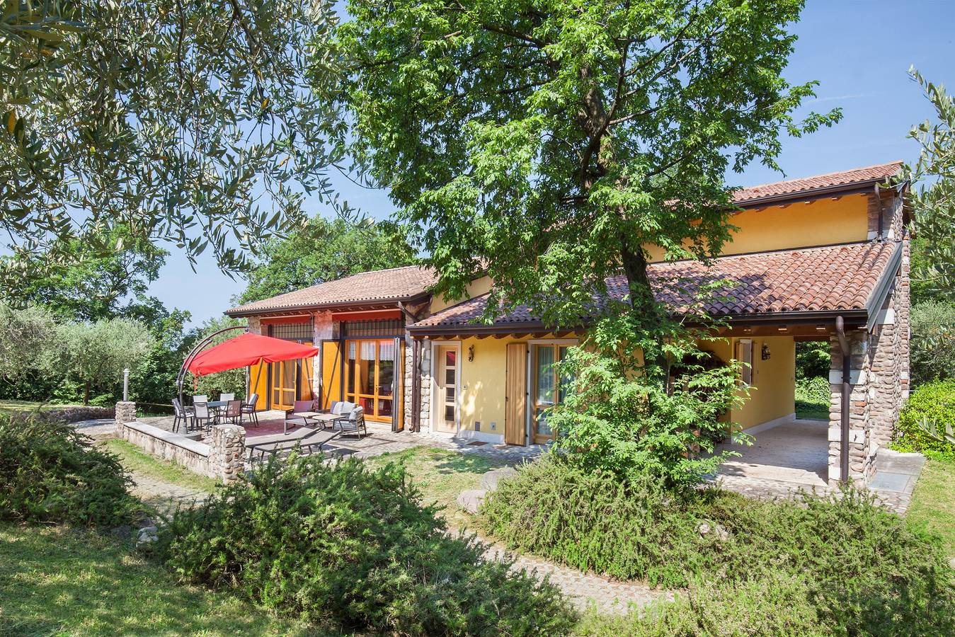 Casa del Bosco for 8 People in Bardolino, Garda-Fjellene