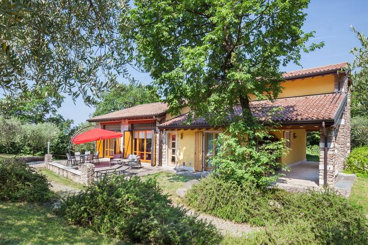 Ferienhaus für 8 Personen, mit Terrasse und Garten in Bardolino