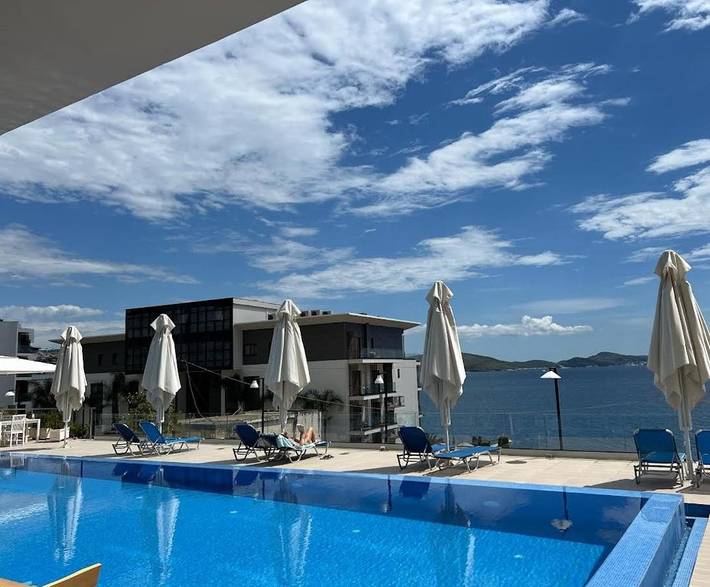 Appartement de vacances pour 4 personnes, avec piscine ainsi que vue et balcon