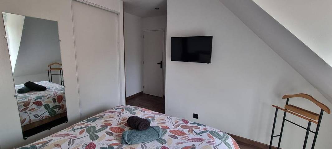 Location de vacances pour 2 personnes, avec vue et terrasse ainsi que piscine et jardin à Écommoy - 4