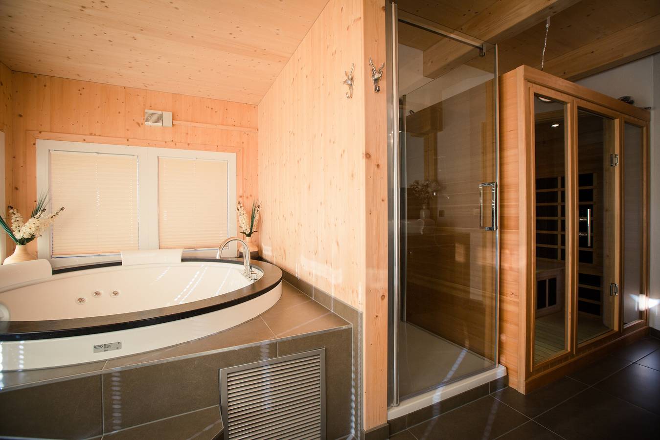 Ferienhaus # 48 mit Ir-Sauna, Whirlpool innen und Whirlpool außen in Stadl-Predlitz, Turracher Höhe