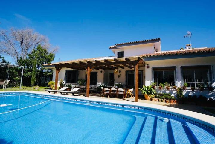 Apartamento para 10 personas, con Balcón y Terraza además de Jardín y Piscina en Espartinas