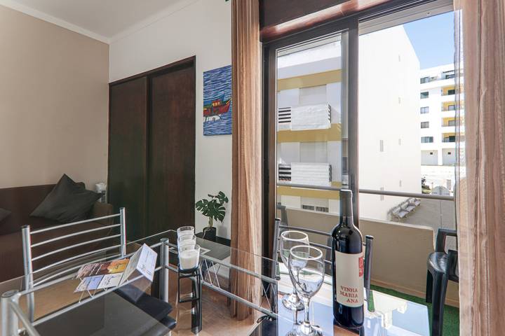Apartamento entero, Apartamento "Beach Residence 12" con balcón, Wi-Fi y terraza compartida in Armação de Pêra (costa), Armação de Pera