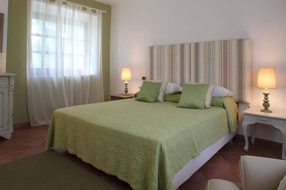 Magical Tuscan retreat set high among vineyards with pool and breathtaking views in Licciana Nardi, Val di Magra