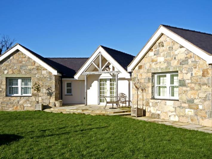 Glamping for 7 people, with garden, with pets on the Isle of Anglesey