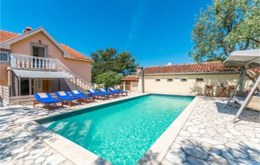 Ferienwohnung für 6 Personen, mit Pool und Seeblick sowie Terrasse in Sveti Filip i Jakov