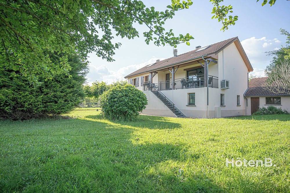 Entire apartment, Green Oasis: 5-Room Apartment with Large Garden in Panazol, Limoges region