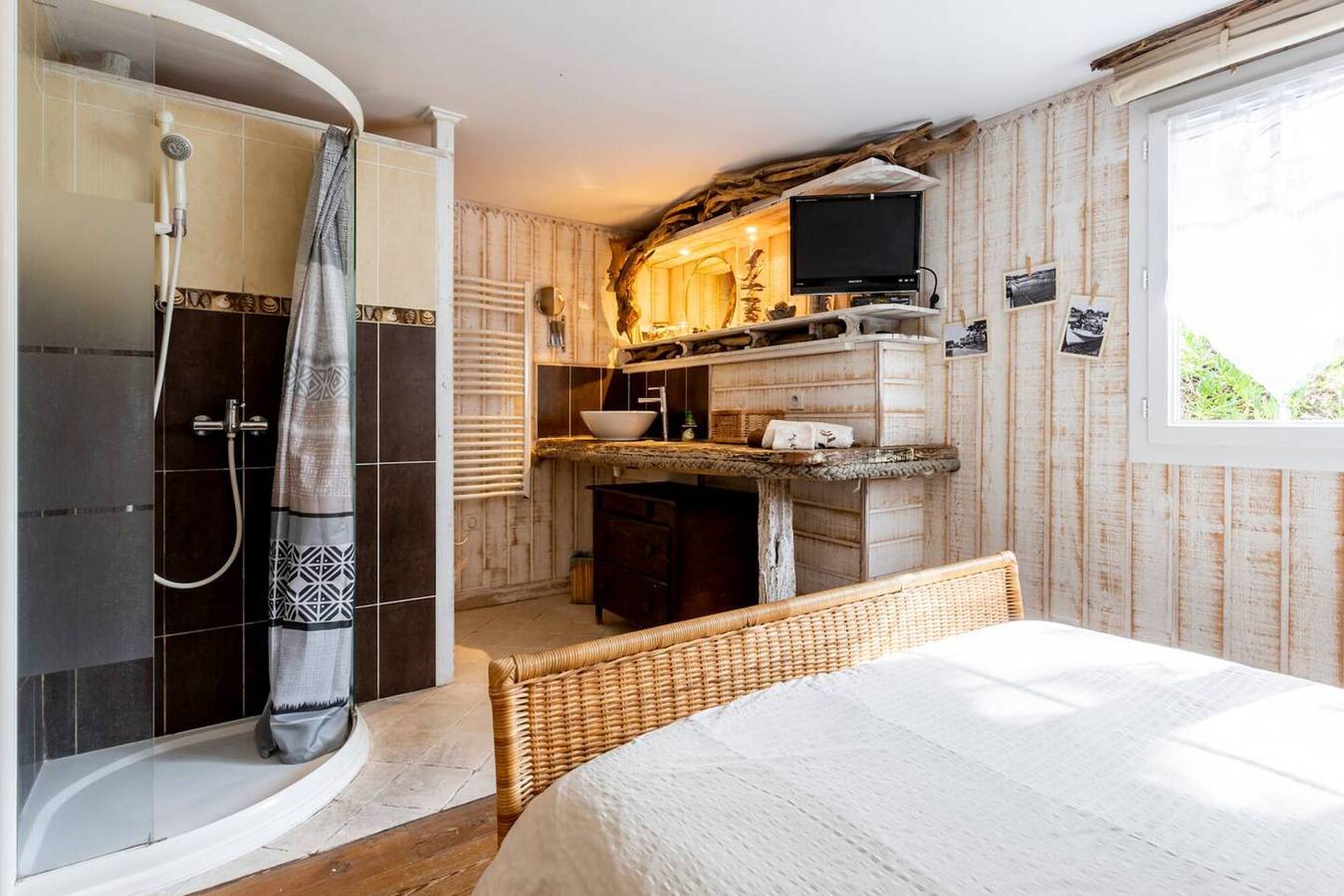 La Cabane de Bébert: Habitación de huéspedes 'Marie En Lys' con terraza compartida y Wi-Fi in Lège-Cap-Ferret, Region de Arcachon