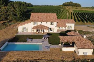 Gîte pour 12 personnes, avec jardin à Villefranche-de-Lonchat