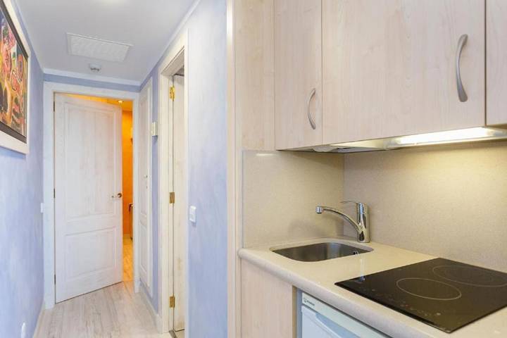 Hôtel pour 3 personnes, avec vue et terrasse ainsi que bassin pour enfant et piscine à Son Bou - 2