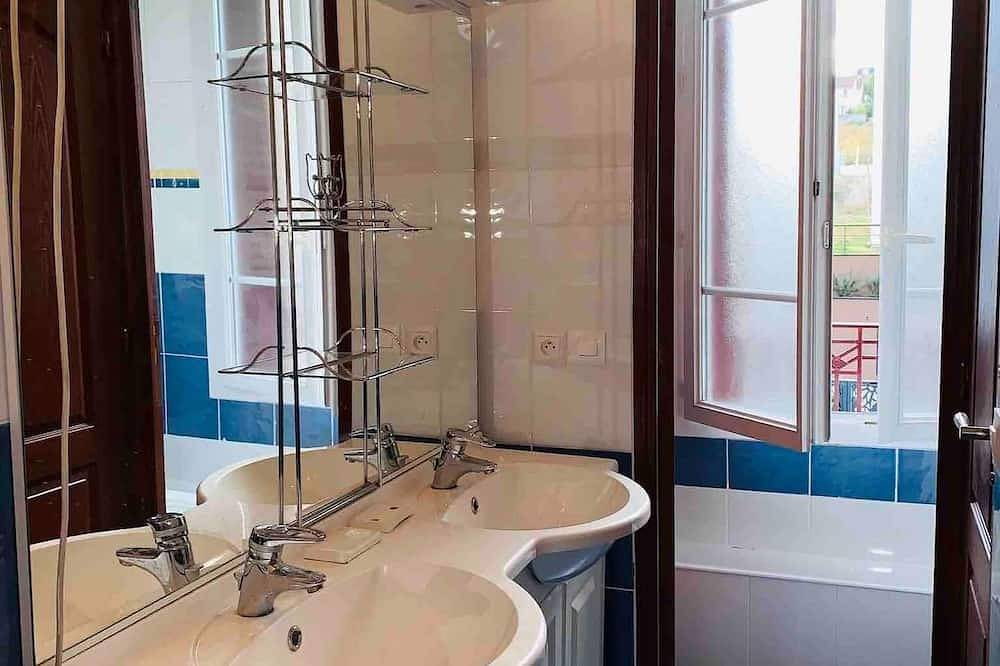 Sanitized Wonderful Paris 5 in Vitry-sur-Seine, Valle del Marne