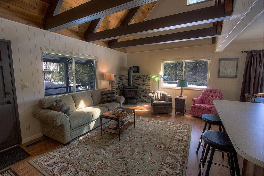 Woodsy Cabin mit Loft, Grill, großes Deck, Kamin, Sitzgelegenheiten im Freien in El Dorado County