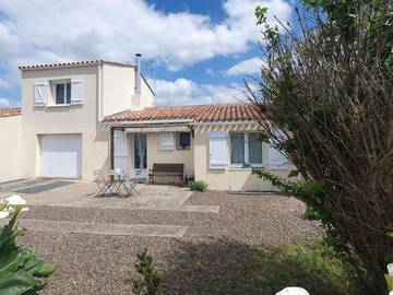 Gîte pour 4 personnes, avec terrasse et jardin à Grues