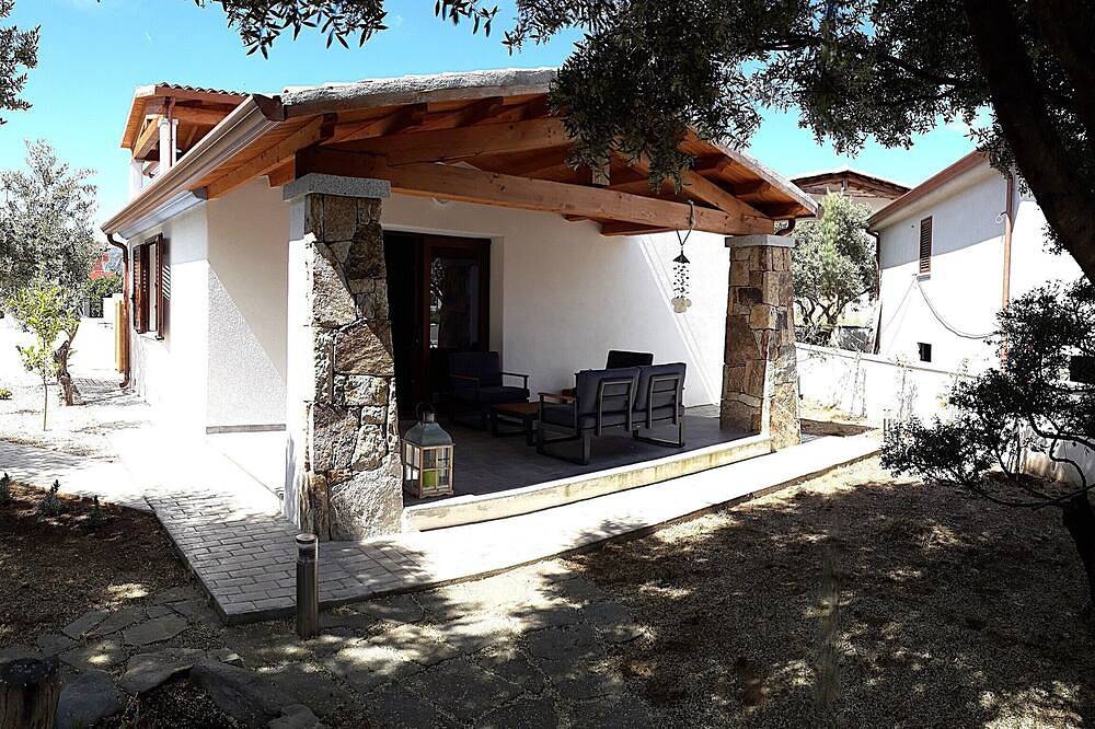 New House, & Fenced Garden, Private Parking Near Beaches. in Posada, Provincia di Nuoro