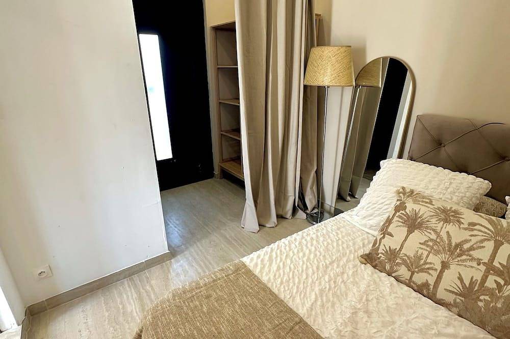 Entire apartment, Studio swimming pool in Bouc-Bel-Air, Aix-en-Provence region