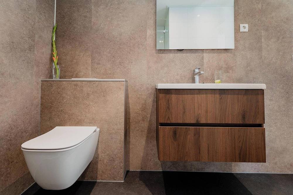 Luxe en duurzame 4-persoons recreatievilla’s met hoge raampartijen, volledig gasloos en voorzien van zonnepanelen. Geniet van een stijlvolle living, luxe keuken, twee comfortabele slaapkamers en een ruime badkamer met regendouche. Inclusief opgemaakt in Nederlandse Noordzeekust