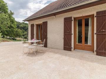 Gîte pour 6 personnes, avec terrasse dans Avosnes