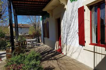 Gîte pour 6 personnes, avec terrasse et jardin ainsi que jacuzzi et piscine à Pomas