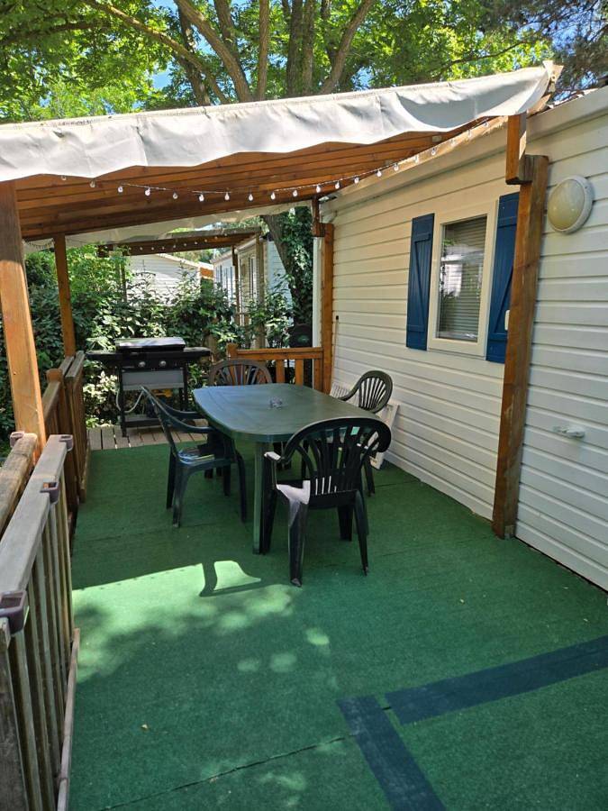 Camping pour 6 personnes, avec vue ainsi que jardin et piscine, adapté aux familles à La Roque-d'Anthéron - 2