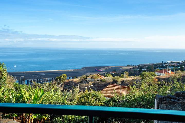 Holiday Home 'Refugio Dourado' with Sea View, Shared Garden & Wi-Fi in Água de Pena, Madeira