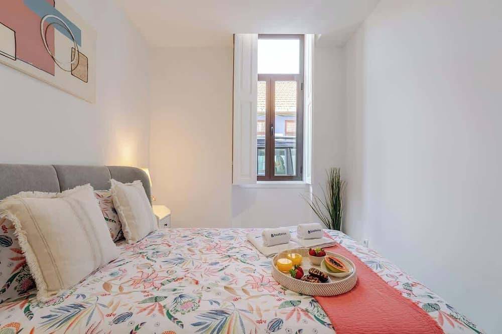 Hostwise - Colourful 2-Home w/ Terrace in Boavista in Porto, Porto Distrikt