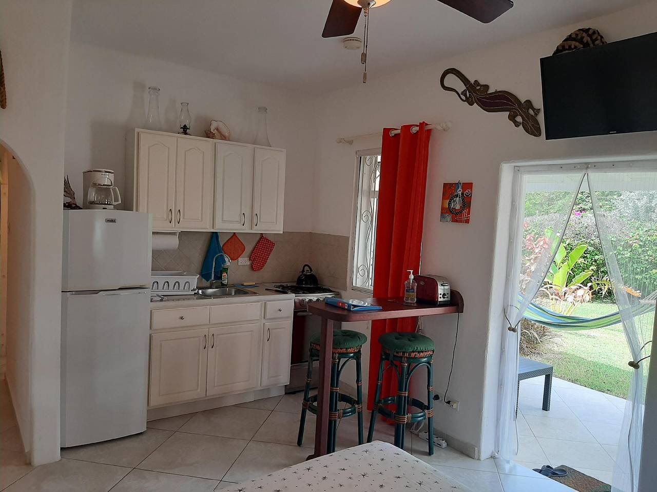 Entire holiday apartment, Tropical Gecko Studio - Sweet Jewel Apartments in Christ Church