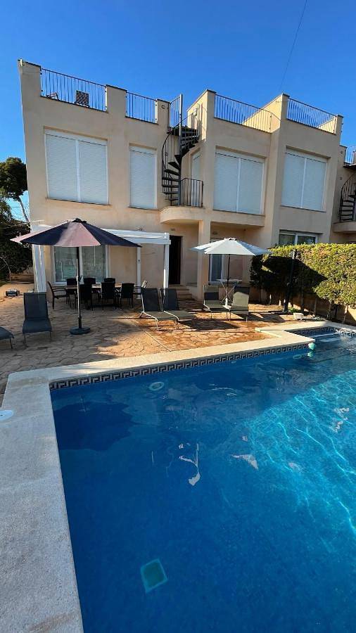 Ferienhaus für 6 Personen, mit Balkon und Whirlpool sowie Terrasse und Garten in Cala Pi