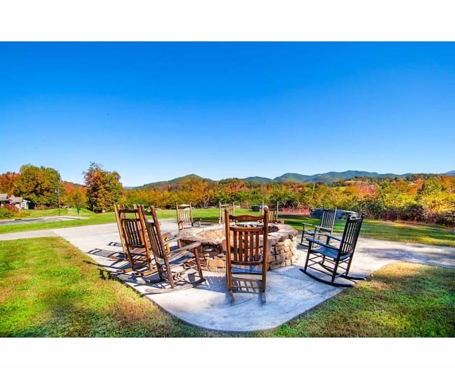 Ganze Wohnung, Cozy Cades Cove Condo with Community Pool! in Tuckaleechee, Blount County