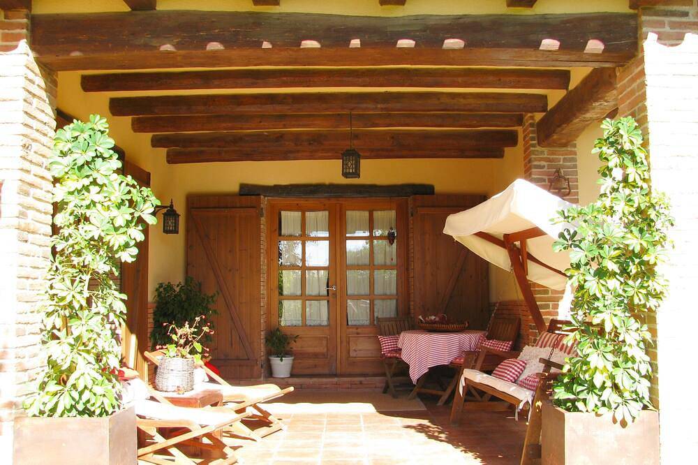 Beautiful and quiet villa near beach. Large garden, fenced pool and barbecue in Vandellòs i l'Hospitalet de l'Infant, Costa Dorada