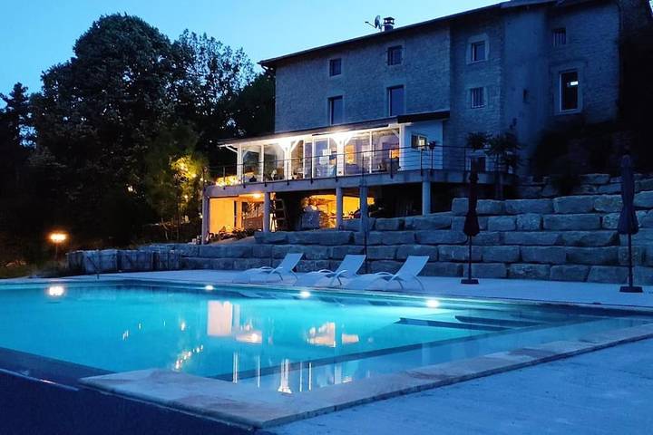 Location de vacances pour 8 personnes, avec Balcon et Terrasse ainsi que Jardin et Piscine dans Parmilieu