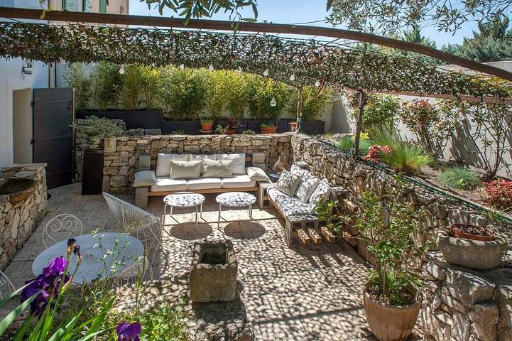 Location de vacances pour 9 personnes, avec terrasse et jardin à Éguilles