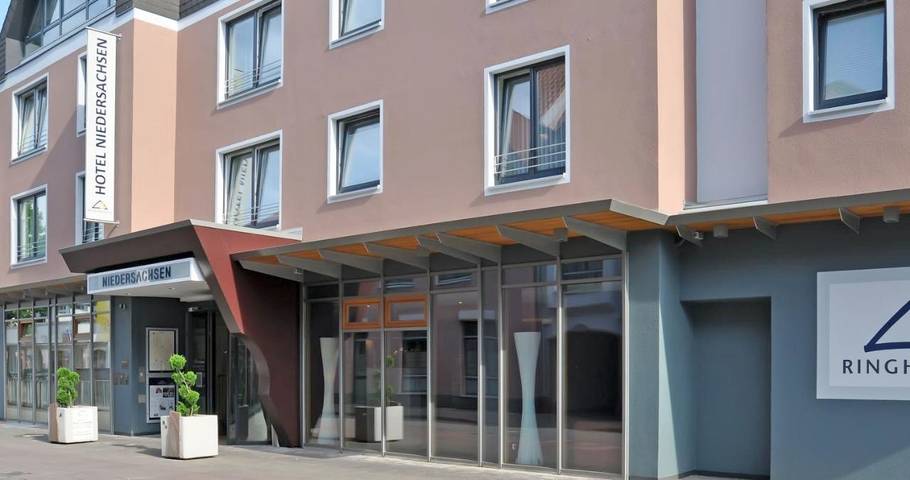 Hotel, mit Terrasse und Whirlpool sowie Garten und Pool