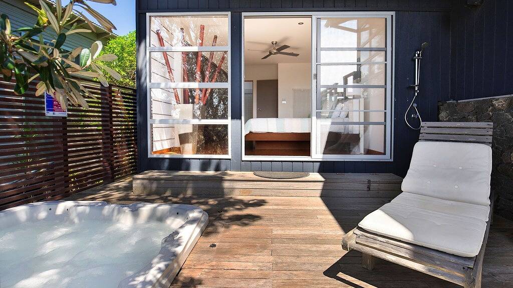 Illaroo - Absolute Beachfront with Spa in Culburra Beach, New South Wales