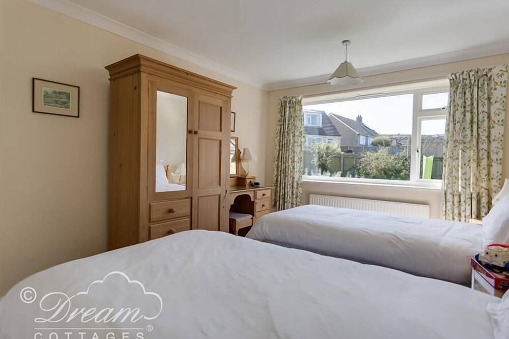 Hillview Bungalow, pet friendly, with a garden in Burton Bradstock in Burton Bradstock, Dorset