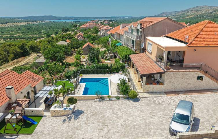 Ganze Ferienwohnung, Reizende 2-Zimmer-Wohnung mit Pool, Terrasse und WLAN in Küstennähe in Šibenik-Knin