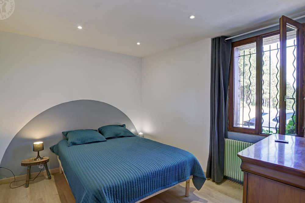 Gîte chaleureux avec cheminée, jardin et four à pain, idéal pour des vacances paisibles en nature in Marlhes, Parc Naturel Régional du Pilat