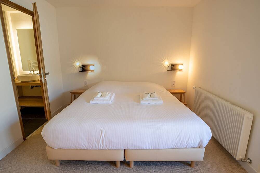 Renovated chalet with fireplace and covered parking in a quiet area in Les Allues, Les Trois Vallées