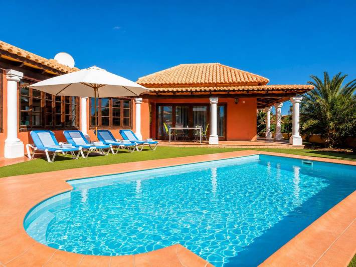 Cheap villa for 4 people, with Terrace and Garden in Corralejo