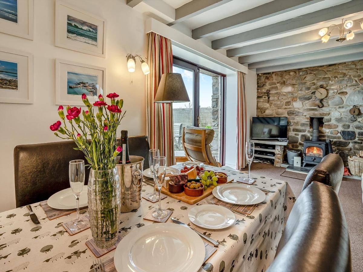 Two-Bedroom Holiday Home in Amroth, Pembrokeshire
