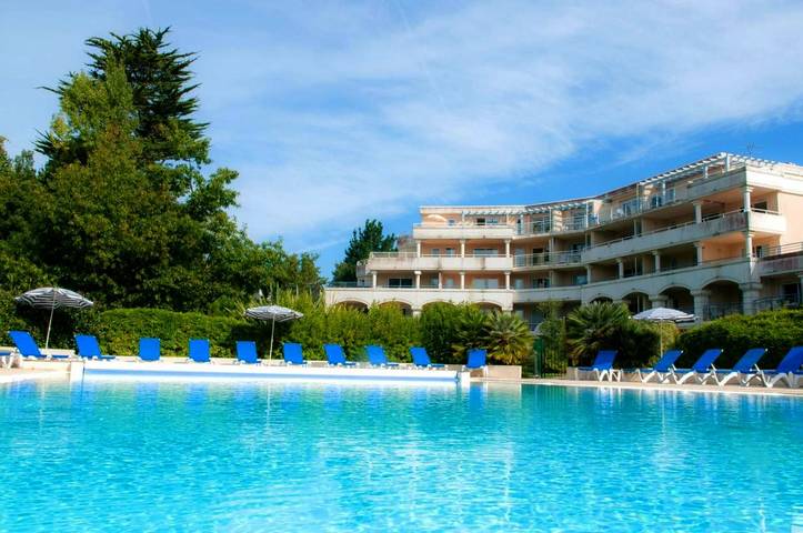 Appart’hôtel pour 4 personnes, avec piscine et vue ainsi que bassin pour enfant et jardin, animaux acceptés