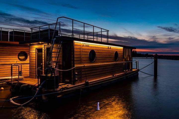 Boot für 4 Personen, mit Ausblick und Sauna sowie Terrasse in Barth - 2