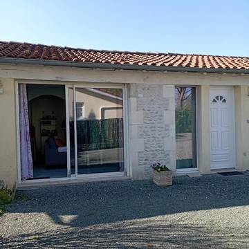 Gîte pour 4 personnes, avec terrasse et piscine à Saint-Martial-Viveyrol