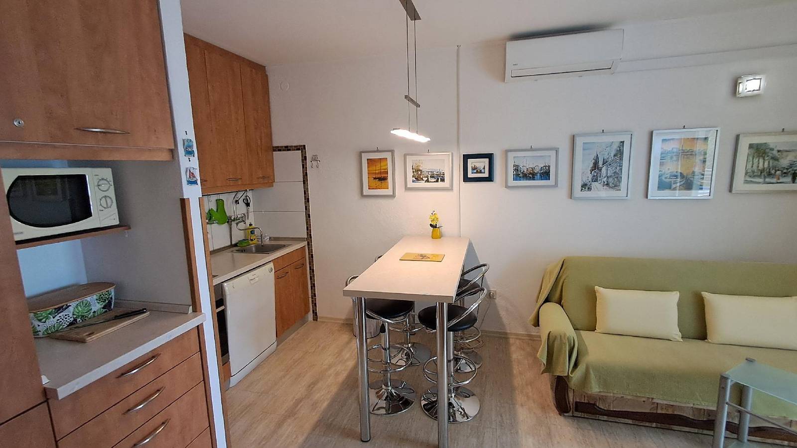 Ganze Ferienwohnung, Strandnahe Ferienwohnung mit großer Terrasse in Postira, Brac