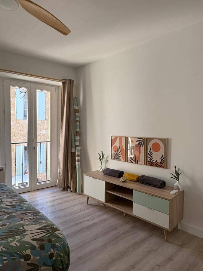 Appartement entier, One-Bedroom Apartment in Lambesc, Région d'Aix-en-Provence