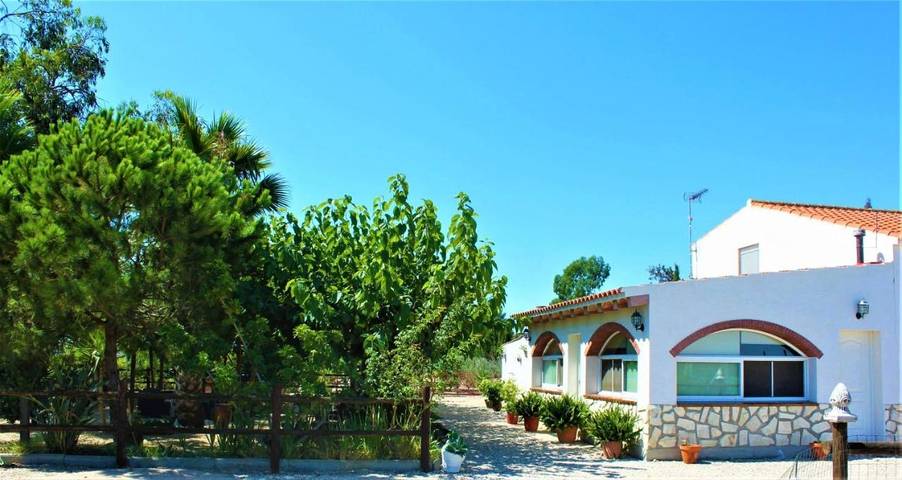 Location de vacances pour 9 personnes, avec vue et piscine ainsi que jardin et vue sur le lac, animaux acceptés dans Els Muntells