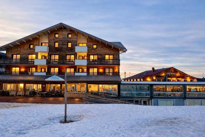 Gîte pour 3 personnes, avec Balcon ainsi que Terrasse et Vue à Mijoux - 2