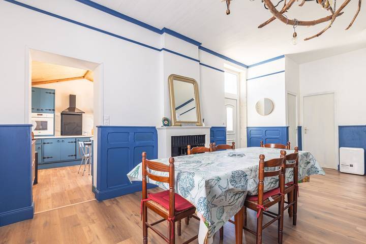 Maison de vacances « Maison Cosy Avec Cour » avec terrasse et jardin privatifs in Le Château-d'Oléron, Côte de Beauté